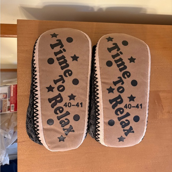 Mens Cozyone 1997 Warm Slippersocks Gripper Soles Fuzzy Black & Gray NIB - Picture 3 of 7